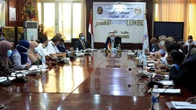 محافظ الأقصر يبحث إنهاء ملف التصالحات واستغلال الأراضي المستردة