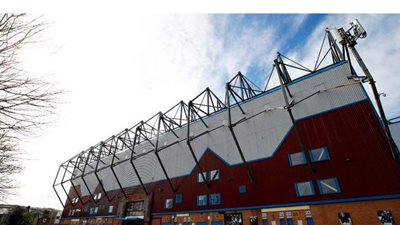 رجل أعمال مصري يقترب من شراء بيرنلي الإنجليزي