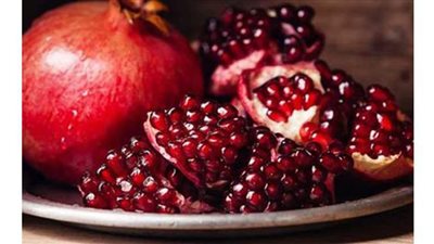 مفيد للمناعة ويحمي من السرطان.. تعرف على فوائد الرمان | فيديو