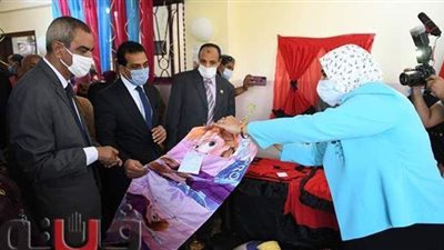 نائب محافظ قنا يفتتح معرض منتجات 