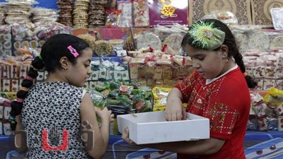 فرحة الأطفال.. إقبال المواطنين على شراء حلوى المولد والعرائس في الشوادر |صور
