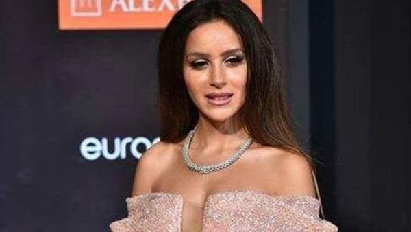 الجمبسوت" يسيطر على إطلالات الفنانات بـ ريد كاربت "listen" في مهرجان  الجونة| صور