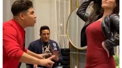 بفستان شفاف وتعليق 