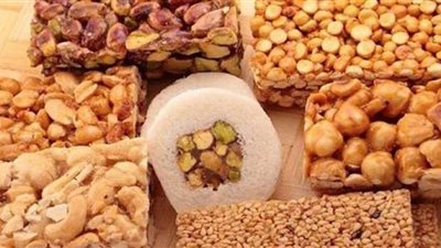 ضبط 7 أطنان حلوى المولد مجهولة المصدر داخل مصنع بالزاوية الحمراء