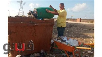 قصة مدير مدرسة بكفر الشيخ يجمع القمامة بنفسه ويصلح دورات المياه  | صور