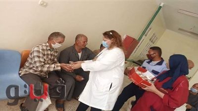 طبيبة مسيحية توزع حلوى المولد النبوي على المرضى ببني سويف