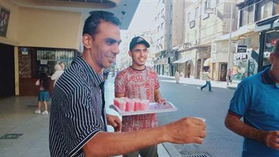 أهالي الإسكندرية يوزعون شربات بالموز على المارة احتفالا بذكرى المولد النبوي  | صور