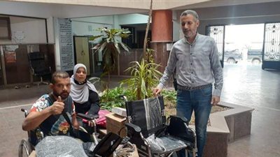 بعد تداول قصته على السوشيال ميديا.. تسليم الشاب عمرو كرسيا متحركا وفرصة عمل من التضامن