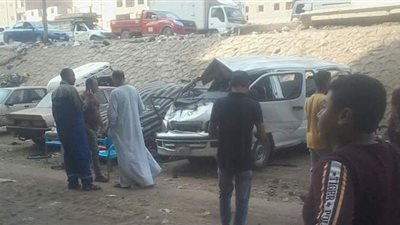 مصرع سيدة وإصابة 7 آخرين في انقلاب ميكروباص من أعلى دائري الخصوص  | صور