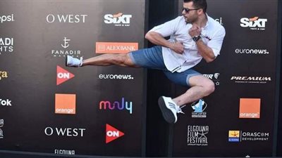 رامز أمير يقدم حركات استعراضية علي السجادة الحمراء لمهرجان الجونة | فيديو وصور