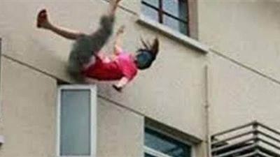 تحريات مكثفة لكشف ملابسات سقوط ربة منزل من شرفة شقتها بأكتوبر