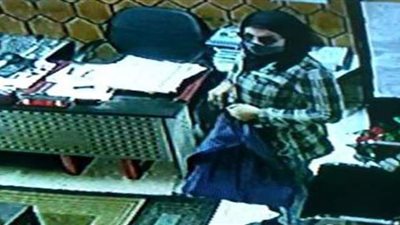 لحظة سرقة فتاة حقيبة موظفة بها 32 ألف جنيه من داخل مدرسة بالعمرانية | فيديو
