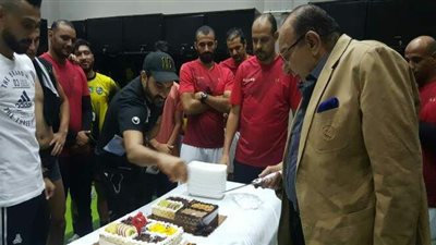 المقاولون يحتفل بعيد ميلاد المشرف على الكرة خلال الاستعداد للقاء  بيراميدز