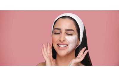 في 3 خطوات.. خبيرة تجميل تكشف طرق وضع المكياج النهاري | صور