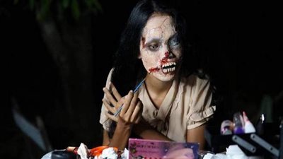 سيدة في تايلاند تتنكر في هيئة زومبي لبيع ملابس الموتى عبر الإنترنت | صور