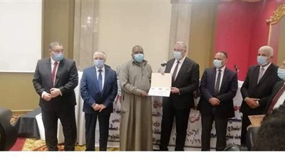 مزارع يحقق أعلى إنتاجية للقمح بالوادي الجديد بــ28 إردبا للفدان.. ووزير الزراعة يكرمه