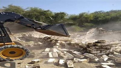 حملة لإزالة التعديات في قرية الكيمان بالأقصر | صور