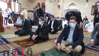 وزير قطاع الأعمال ومحافظ الغربية يؤديان صلاة الجمعة قبل تكريم فريق غزل المحلة