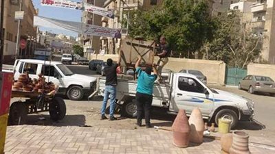 حملات مكثفة لإزالة الاشغالات والحواجز الخرسانية والحديدية من شوراع أسيوط | صور