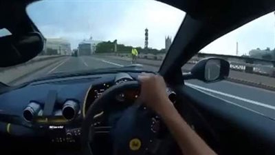 غلق نظام التحكم بالانزلاق في سيارة فيراري يتسبب في حادث تصادم | فيديو