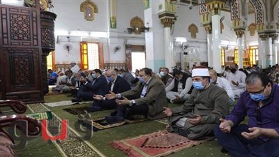 عقب أدائه صلاة الجمعة.. محافظ بني سويف يهنئ الأهالي بالمولد النبوي الشريف