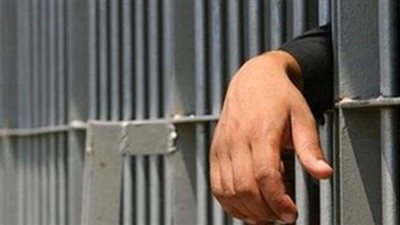 حبس عاطل متهم بحيازة سلاح ناري ومواد مخدرة في الجيزة