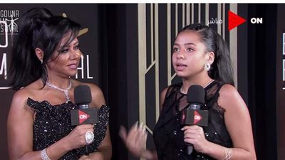 رانيا يوسف وابنتها تعلقان على جرأة الفساتين في المهرجانات السينمائية | فيديو