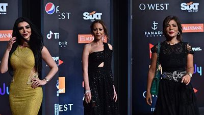 أصالة ومنة شلبي وبسنت شوقي على السجادة الحمراء بـ