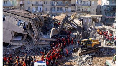 ارتفاع عدد ضحايا زلزال إزمير إلى 17 قتيلا و709 جرحى