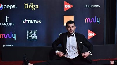 رامز أمير يقدم حركة استعراضية على السجادة الحمراء بمهرجان الجونة | فيديو