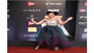 إطلالة مبتكرة  للفنانة زينب غريب بفستان بجناحين  على السجادة الحمراء | فيديو