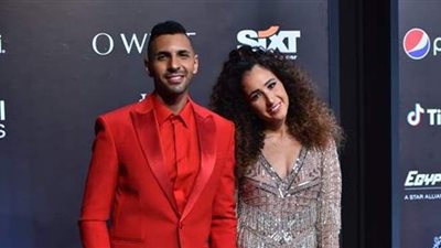 حسن أبو الروس يلفت الأنظار ببدلته الحمراء في ختام مهرجان الجونة | فيديو