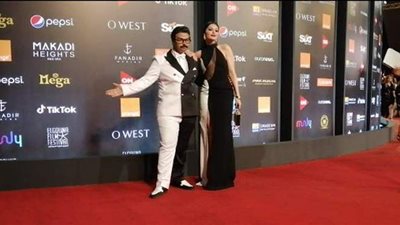 بالأبيض والأسود.. أروى وإسلام إبراهيم يتألقان على السجادة الحمراء | فيديو