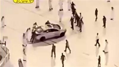 سيارة تقتحم الحرم المكي ورجال الأمن يلقون القبض على قائدها | فيديو