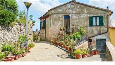 لمن عمرهم 40 عاما أو أقل.. تعال إلى القرية وخذ 40 ألف إسترليني