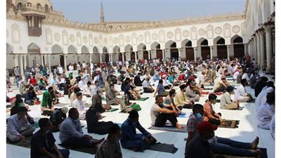 عشرات المصلين يهتفون لنصرة النبي في ساحة الجامع الأزهر | فيديو