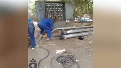 صيانه وتركيب أعمدة إنارة على قاعدة خرسانية بشارع المرغني بالعجوزة  | صور