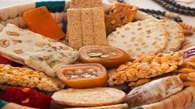 ضبط 7 أطنان حلوى المولد مجهولة المصدر داخل مصنع بالزيتون