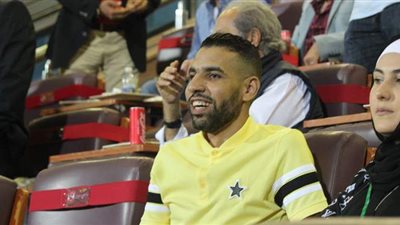 مؤمن زكريا وزوجته يشاهدان مباراة الأهلى والطلائع من المدرجات | صور