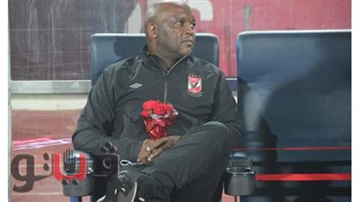 لاعبو طلائع الجيش يقدمون الورود الحمراء للأهلي احتفالا بتتويجه بالدوري | صور