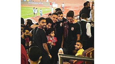 لاعبو الأهلي المستبعدين يلتقطون صورا تذكارية مع مؤمن زكريا في المدرجات | صور
