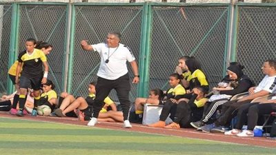 بطلة واقعة الرضاعة بالملعب تهاجم المصور بعد التقاطه الصورة | فيديو