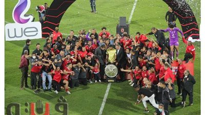 لاعبو الأهلي يحتفلون بالتتويج بدرع الدوري على إستاد السلام | صور