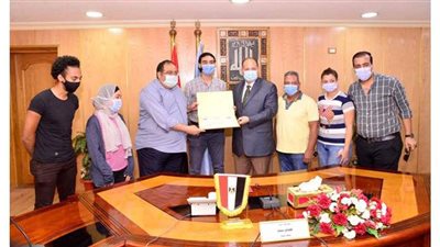 محافظ أسيوط يكرم فريق مشروع 