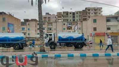 انتشار سيارات الكسح بشوارع مطروح لرفع تراكمات مياه الأمطار