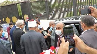 قيادات جامعة الأزهر يستقبلون المحرصاوي بالورود بعد شفائه من كورونا