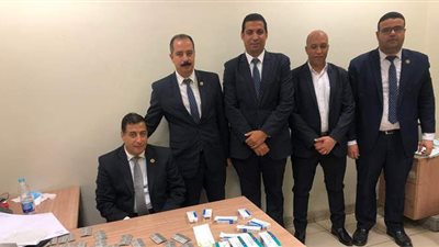 ضبط راكب اجنبي حاول تهريب 450 قرصا مخدرا بمطار  القاهرة | صور