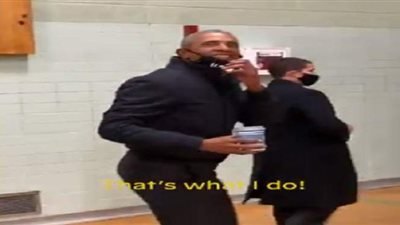 أوباما يستعرض مهاراته في السلة للتصويت لبايدن بانتخابات الرئاسة الأمريكية | فيديو