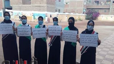 طالبات  بالدقهلية يرفعن لافتات حزنا على معلمة  بساحة المدرسة  | صور