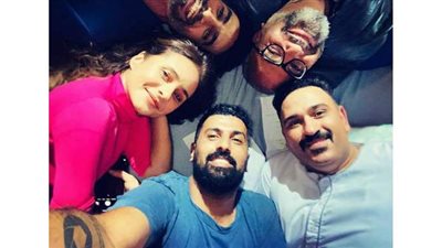 محمد سامي رفقة نيللي كريم وأكرم حسني من كواليس 